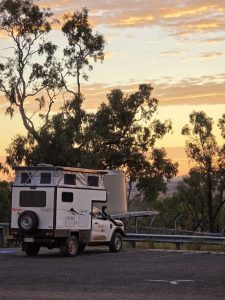 Camper im Sonnenaufgang